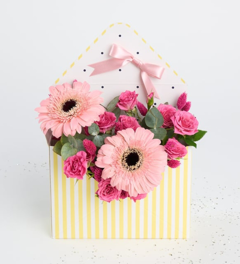 Sarı Çizgili Zarfta Pembe Gerberalar ve Güller