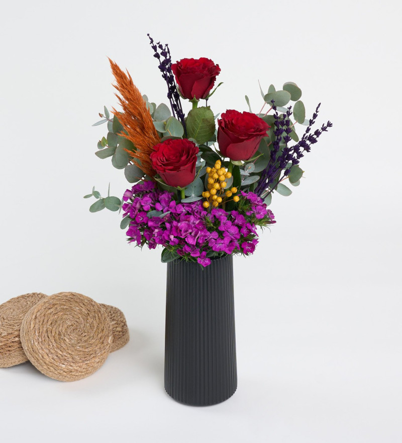 Siyah Çizgili Vazoda 3 Kırmızı Gül ve Hüsnüyusuf